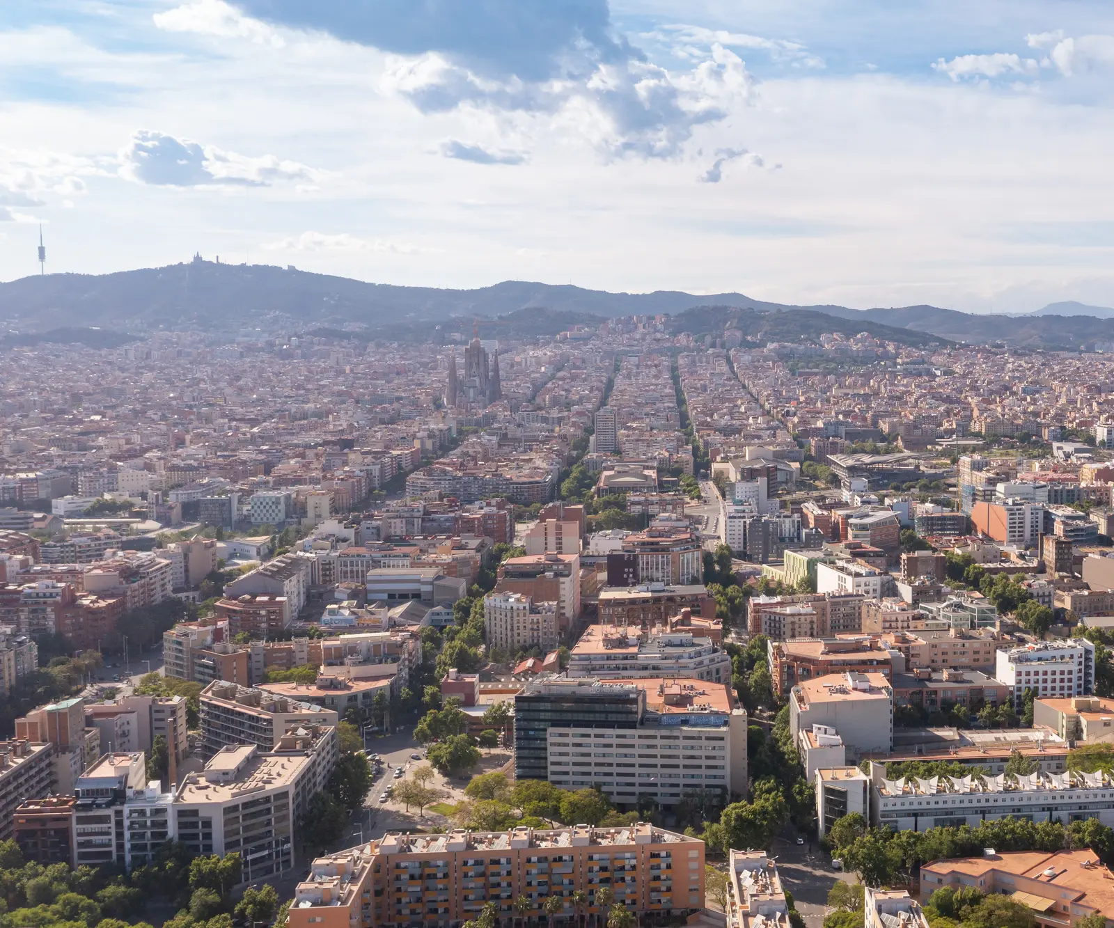 Vista aérea de los tejados de Barcelona, con la Sagrada Família al fondo