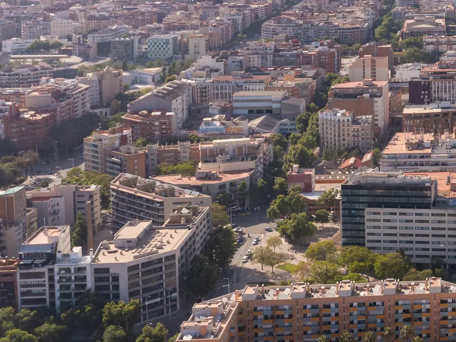 Vista aérea de cubiertas de edificios en Barcelona