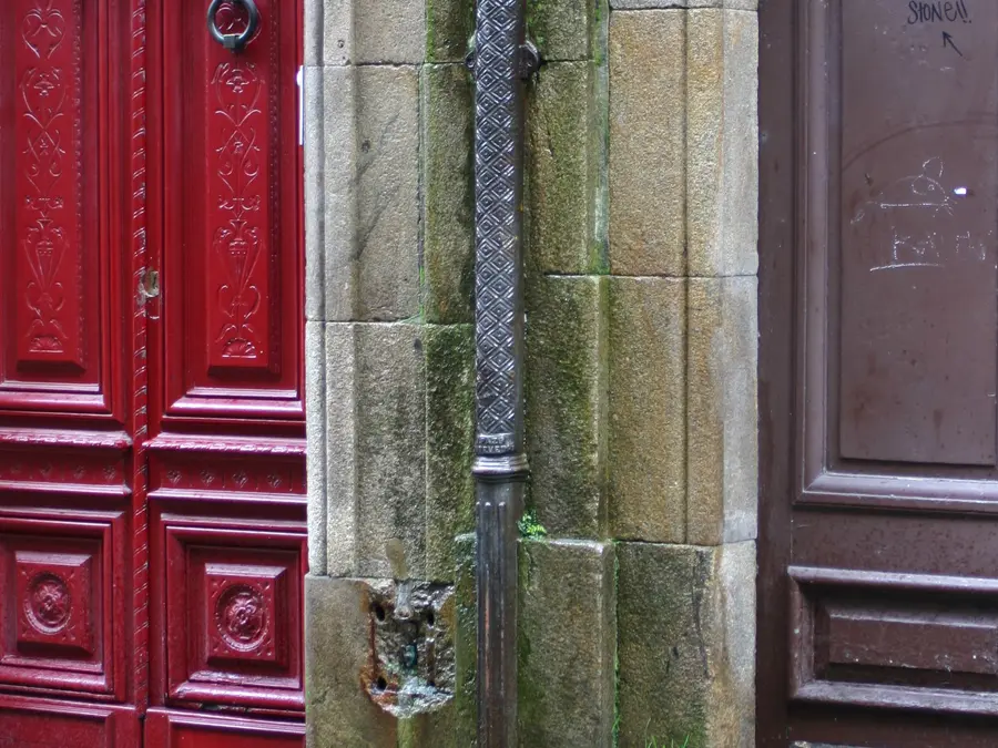 Bajante de canalón en la fachada de un edificio en Santiago de Compostela