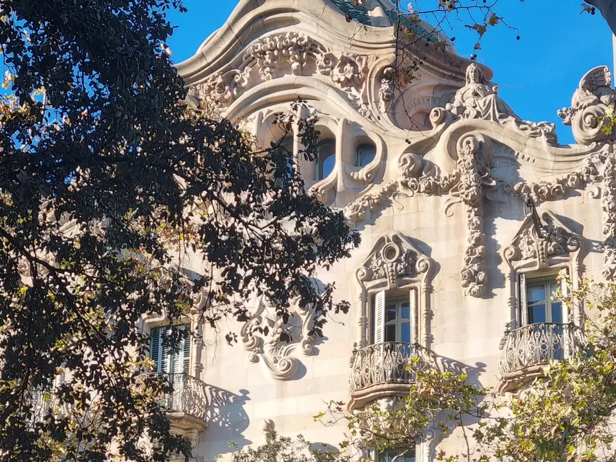 Fachada modernista de un edificio de Barcelona