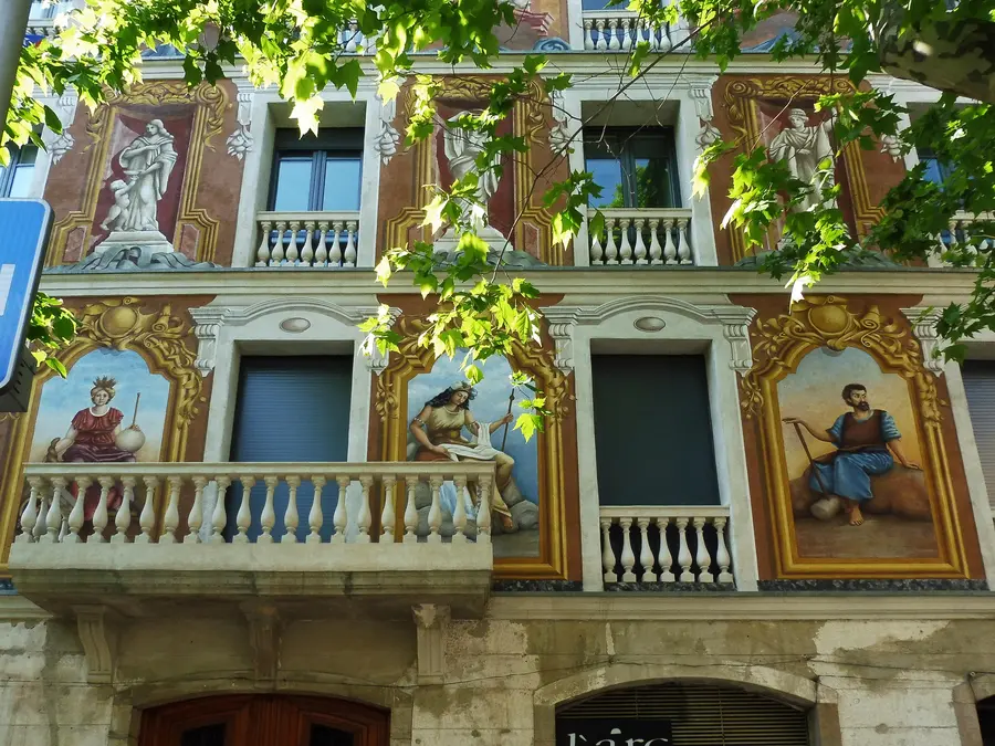 Fachada pintada con frescos decorativos en Barcelona