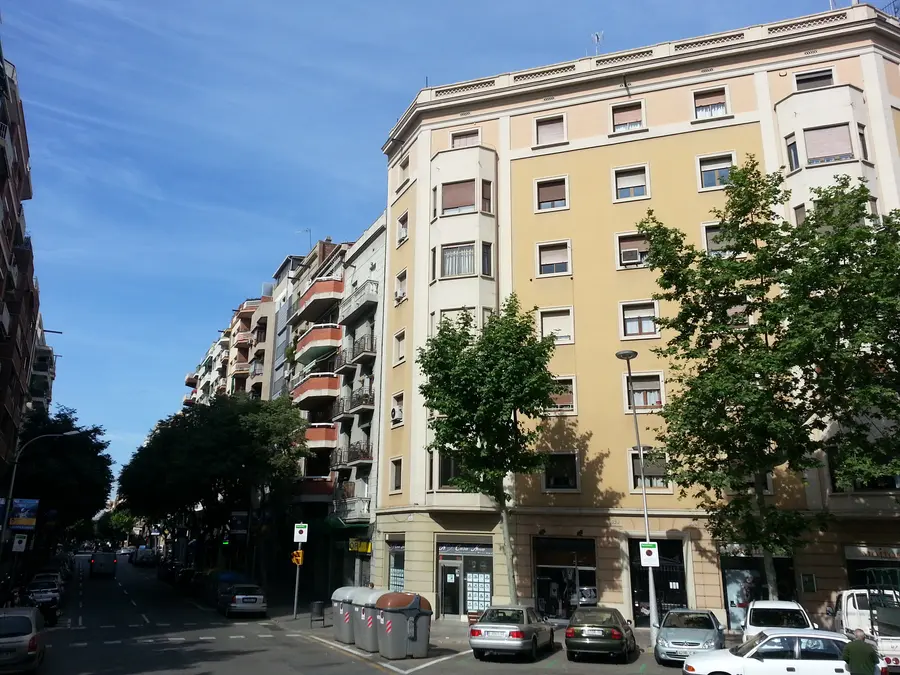 Calle residencial con edificios de viviendas en Barcelona